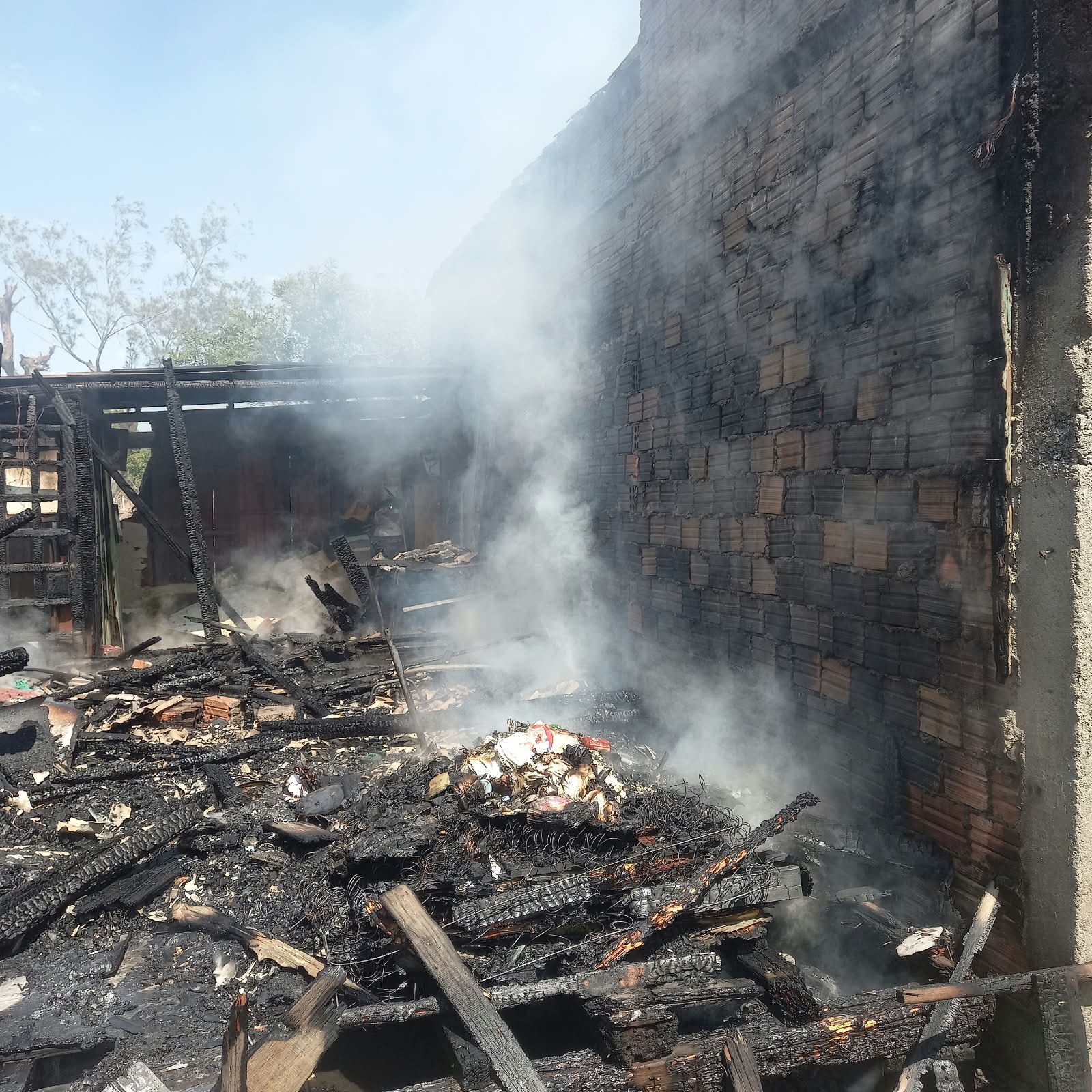 Incêndio atinge residência no bairro Barra Velha, em Balneário Rincão
