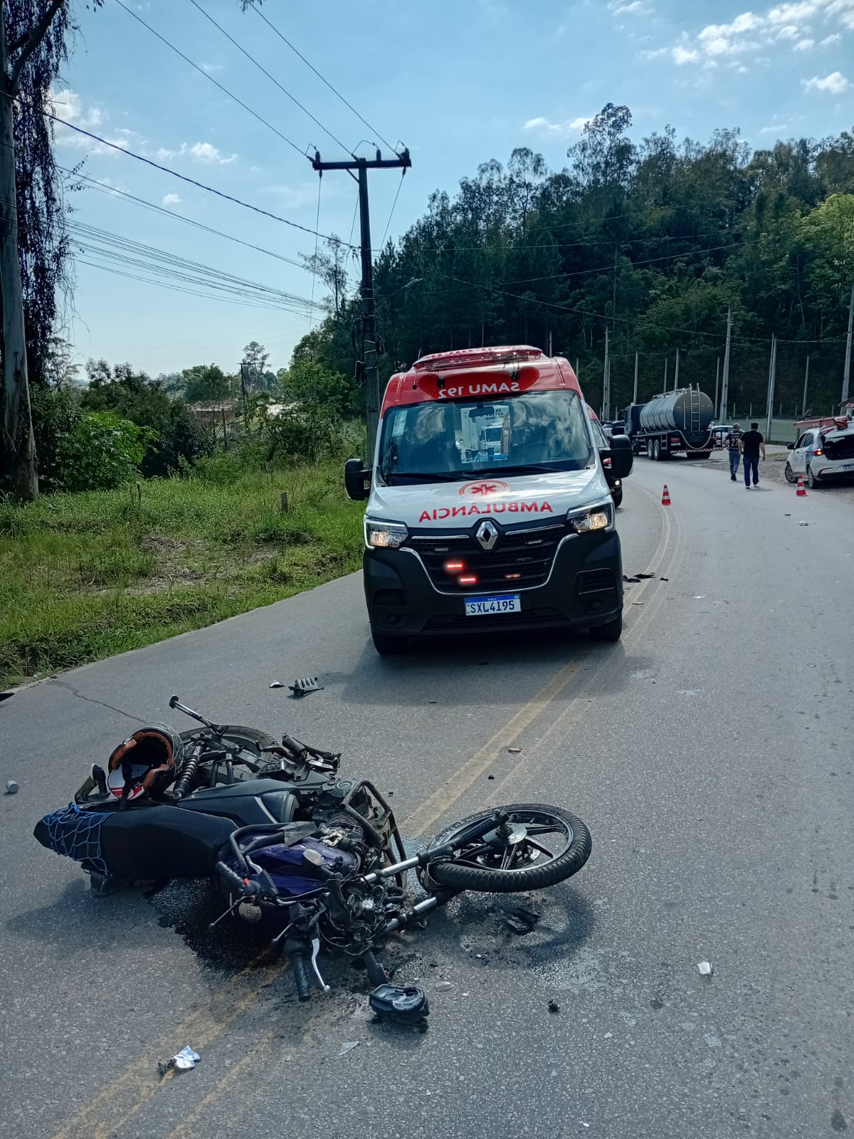 Motociclista de 20 anos fica gravemente ferido após colisão com caminhão em Lauro Müller